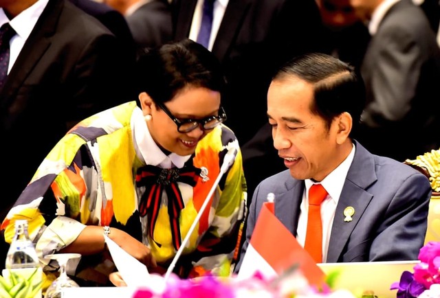 Presiden Jokowi dan Menteri Luar Negeri Retno Marsudi dalam pertemuan KTT ASEAN ke-34 di Bangkok, Thailand Foto: Rusman - Biro Pers Sekretariat Presiden