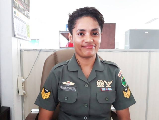 Maria Risaputty Hindom kini bertugas di Kodam XVIII Kasuari Papua Barat dengan pangkat Sersan Kepala (Serka) TNI AD. (Foto Irsye)