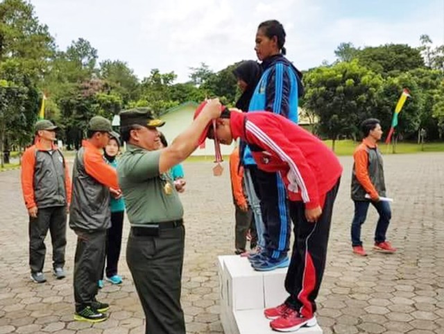 Saat Maria mendapat kalungan medali sebagai juara 2 Foot Orienteering Senior Woman dalam Piala Panglima TNI 2016 di Akmil Magelang. (Foto pribadi)