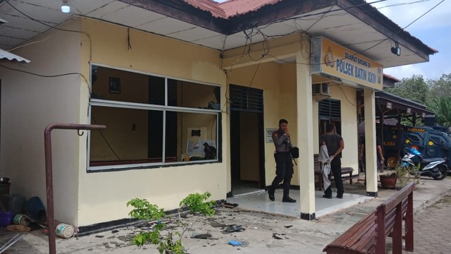 Kondisi Mapolsek Batin XXIV Kabupaten Batanghari usai diserang massa. Foto: Bahara Jati