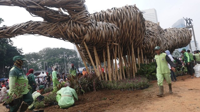 Petugas Terlihat Sedang Memperbaiki Tanaman di Taman Sekitar Instalasi Getih Getah, Minggu (23/6). Foto: Fanny Kusumawardhani/kumparan