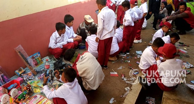 Pedagang mainan di acara samenan kenaikan kelas SD Cilaksana, Cikembar, Minggu (23/6/2019). | Sumber Foto:Ruslan AG.