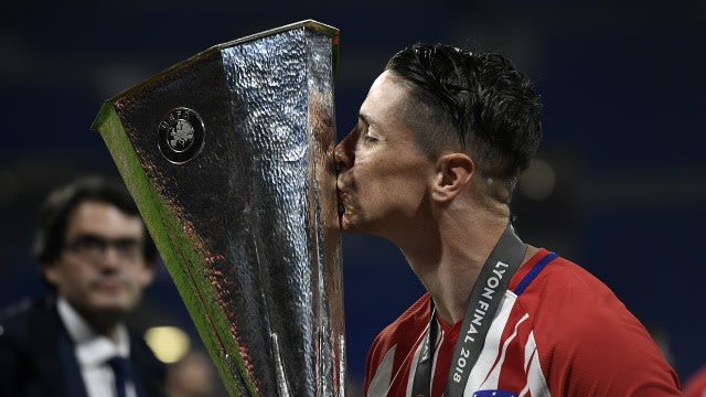 Fernando Torres dan Trofi Piala Europa (Foto: Jeff Pachoud/AFP)