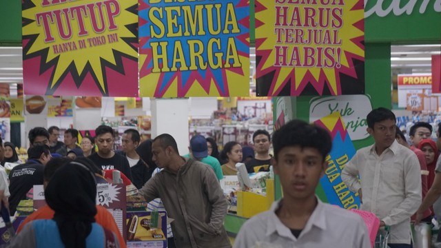 Pengunjung berbelanja di Supermarket Giant Ekspres Mampang Prapatan, Jakarta, Minggu (23/6). Foto: Fanny Kusumawardhani/kumparan
