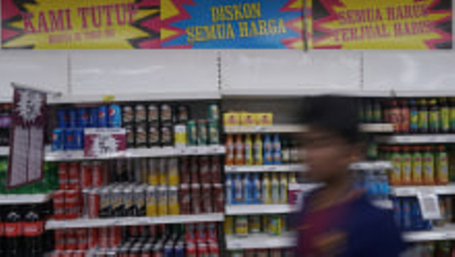 Beragam Minuman Yang Maish Tersisa di Supermarket Giant Ekspres Mampang Prapatan, Jakarta, Minggu (23/6). Foto: Fanny Kusumawardhani/kumparan