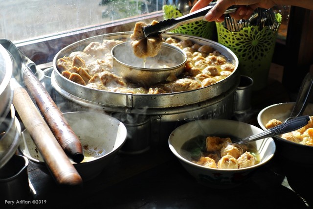 Bakso adalah makanan yang sangat mudah ditemukan saat berkunjung ke Malang.