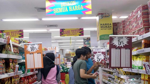 Sejumlah pengunjung berbelanja di Supermarket Giant Ekspres Mampang Prapatan, Jakarta, Minggu (23/6). Foto: Fanny Kusumawardhani/kumparan
