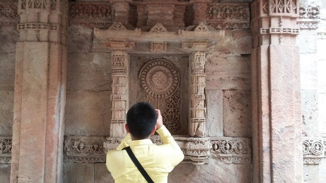 Kisah Cinta Ratu Roopba dalam Pesona Adalaj, Sumur Ukir 