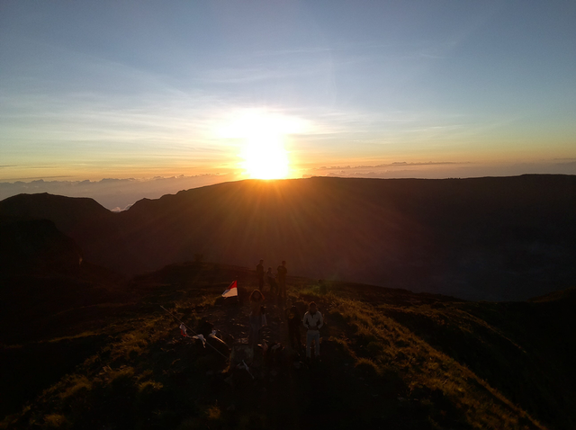 Puncak Gunung Tambora di Dompu NTB  saat matahari terbit. Foto: Muhammad Safirah/Info Dompu