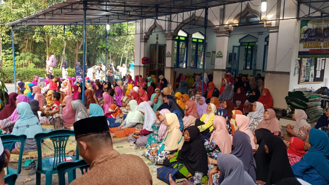 Ibu-ibu mengikuti Syawalan dan Milad ke-2 Kajianmu di halaman Masjid Darussalam Ngentak Argorejo Sedayu, Bantul, Minggu (23/6/2019). Foto: jay.