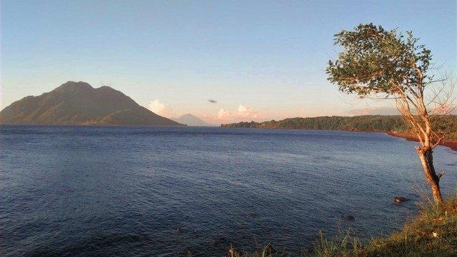 Mengabadikan Senja dari Tepi Tebing Tolire, Ternate 