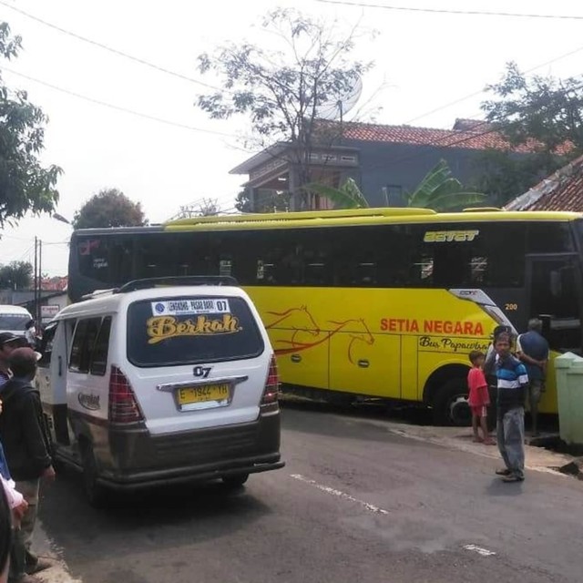 Diduga Rem Blong Bus Tabrak Rumah Warga Di Kuningan