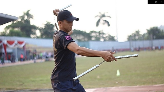 Ketua INC Region Bandar Lampung, Dani Ismail saat memainkan double stick | Foto : Dimas/Lampung Geh