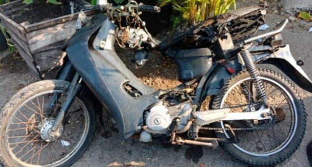 Sepeda motor milik warga yang dibakar oleh geng motor asal Kota Yogyakarta di kawasan Pantai Selatan Gunungkidul, Minggu (23/6/2019). Foto: erl.