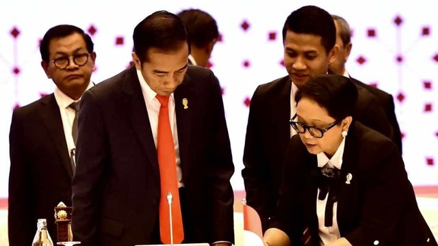 Presiden Joko Widodo bersama Menteri Luar Negeri Retno Marsudi (kanan) pada KTT Indonesia Malaysia Thailand Growth Triangle ke 12, di Bangkok, Thailand, Minggu (23/6). Foto: Rusman - Biro Pers Sekretariat Presiden