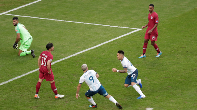 Proses gol Lautaro Martinez ke gawang Qatar. Foto: REUTERS/Ueslei Marcelino
