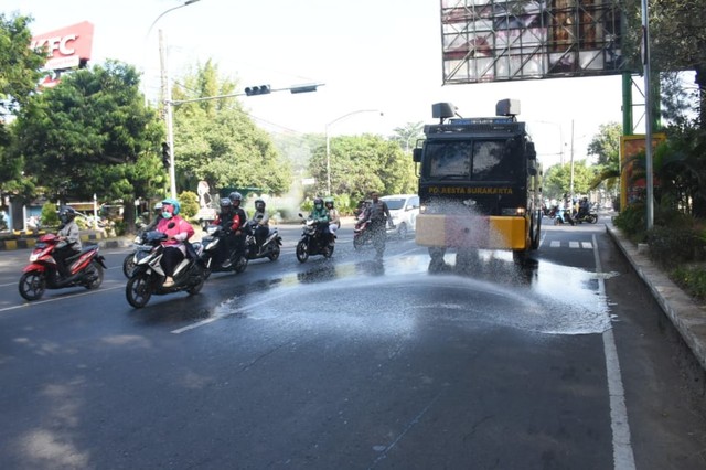 Satuan Sabhara Polresta Solo, Jawa Tengah. saat bersih-bersih jalan di kawasan Stadion Manahan, Solo, beberapa waktu lalu. (Agung Santoso)