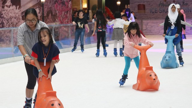 Bermain seluncur es (ice skating) sebagai ide seru merayakan ulang tahun anak. Foto: ANTARA FOTO/Didik Suhartono