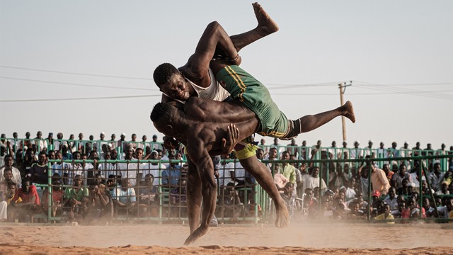 Suasana pertarungan dalam pertandingan gulat Nuba tradisional. Foto: Yasuyoshi Chiba / AFP