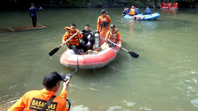 Tim SAR gabungan melakukan pencarian korban tenggelam di Sungai Ciliwung, Cibinong, Bogor, Jawa Barat. Foto: ANTARA FOTO/Yulius Satria Wijaya