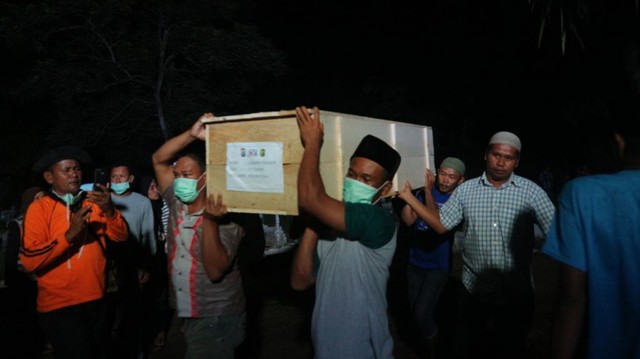 Suasana pemakaman 12  jenazah di Pabrik Korek Api di Desa Sambirejo Kecamatan Binjai Kabupaten Langkat, Senin (24/6) Foto: Rahmat Utomo/kumparan