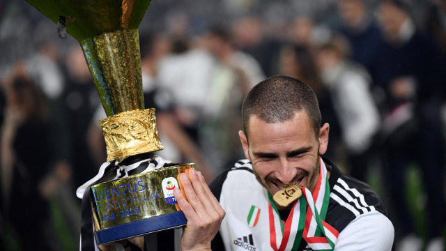 Bonucci mengangkat trofi Serie A 2018/19. Foto: AFP/Marco Bertorello