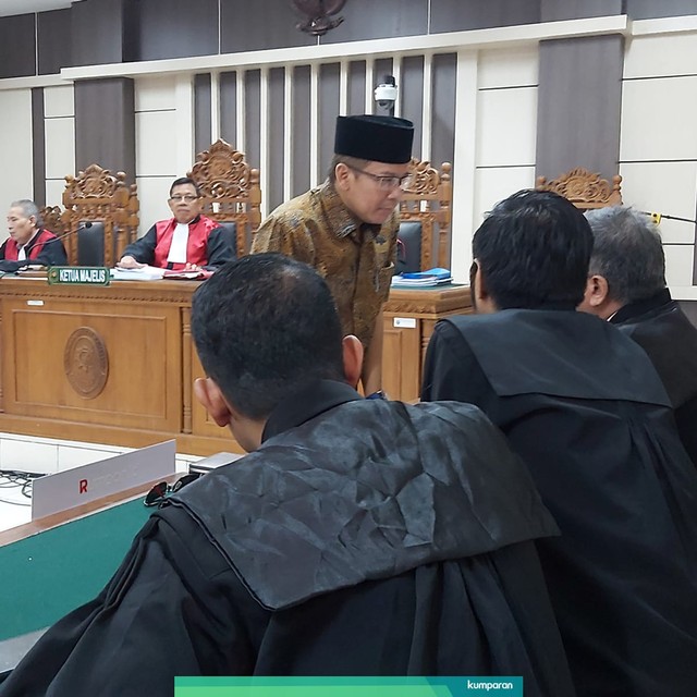 Wakil Ketua DPR Taufik Kurniawan dalam sidang tuntuan di Pengadilan Tipikor Semarang. Foto: Afiati Tsalitsati/Kumparan