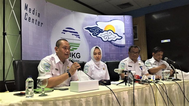 Ketua BMKG Dwikorita Karnawati (kedua dari kiri), saat konferensi pers di BMKG. Foto: Fachrul Irwinsyah/kumparan