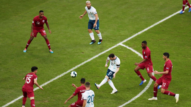 Lionel Messi mendapatkan kepungan dari pemain lawan dalam laga Timnas Argentina vs Qatar. Foto: Ueslei Marcelino/Reuters