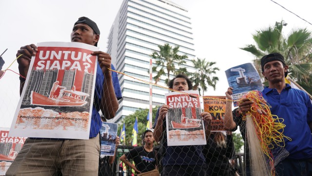 Koalisi Selamatkan Teluk Jakarta menggelar aksi menolak reklamasi di depan Balai Kota DKI Jakarta, Senin (24/6). Foto: Nugroho Sejati/kumparan