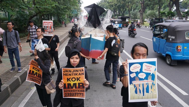 Koalisi Selamatkan Teluk Jakarta menggelar aksi menolak reklamasi di depan Balai Kota DKI Jakarta, Senin (24/6). Foto: Nugroho Sejati/kumparan