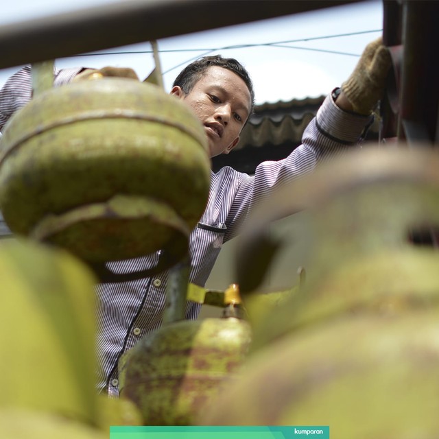 Pekerja menyusun tabung gas elpiji tiga kilogram yang akan disalurkan ke pangkalan-pangkalan penjualan disalah satu agen LPG. Foto: ANTARA FOTO/Nova Wahyudi
