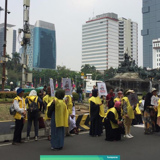 Sejumlah Massa yang Melakukan Aksi di Patung Kuda, Meminta MK Diskualifikasi Jokowi-Ma'ruf. Foto: Efira Tamara Thenu/kumparan