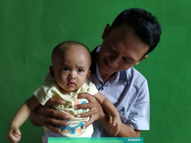 Andi Cahya Saputra (31) bersama anaknya, bayi Google dan kakaknya, Kinanti Jelitha di kediamannya di Gang Jereng, Rawalumbu Bojong, Rawalumbu, Bekasi. Foto: Maulana Ramadhan/kumparan