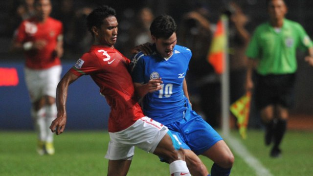 Zulkifli Syukur (kiri) saat membela Timnas Indonesia di Piala AFF 2010. Foto: AFP/Bay Ismoyo