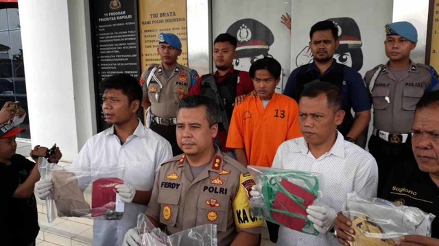 Kapolres Tangerang Selatan AKBP Ferdy Irawan (kedua kiri) saat Konferensi Pers Pembunuhan ABG di Legok, Tangerang. Foto: Dok. Polres Tangerang Selatan