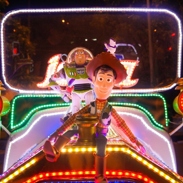 Woody dan Buzz Lightyear menikmati malam di Alun-alun Kidul, Yogyakarta menaiki becak lampu