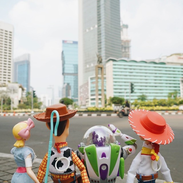 Woody, Buzz Lightyear, Bo Peep, dan Jessie mengunjungi Monumen Selamat Datang