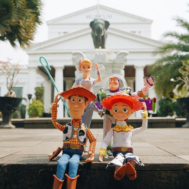 Woody, Buzz Lightyear, Bo Peep, dan Jessie berfoto di Museum Nasional Indonesia