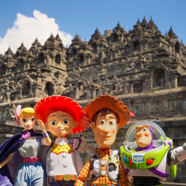 Woody, Buzz Lightyear, Bo Peep, dan Jessie berada di depan Candi Borobudur
