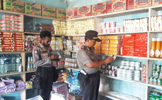 Saat polisi lakukan pemeriksaan produk makanan kadaluarsa di Kabupaten Waropen, Papua. (Foto dok Humas Polda Papua)