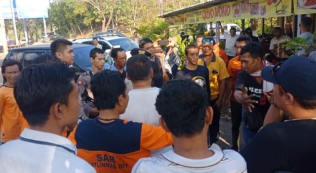 Warga bersama dengan pihak kepolisian berkumpul di depan Rumah Makan Griyo Wono, yang dirusak oleh Geng Motor, Minggu (23/6/2019). Foto: Istimewa.