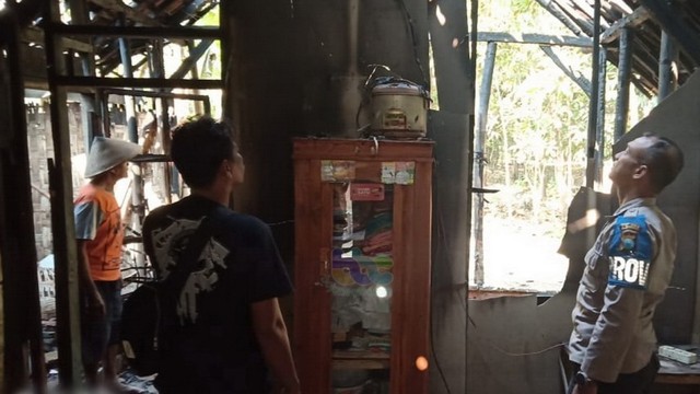 Petugas saat lakukan olah TKP, kebakaran yang melanda rumah milik rumah Kasmiatun (50) warga Desa Sumberjokidul Kecamatan Sukosewu Bojonegoro, Senin (24/06/2019) 