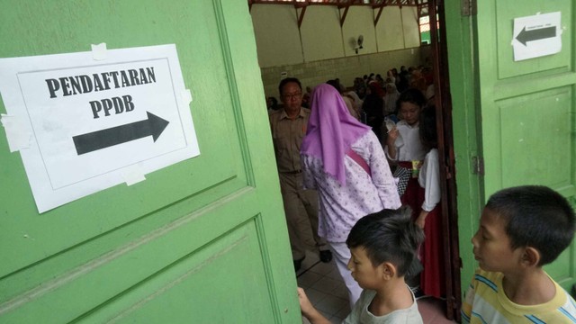 Suasana pendaftaran PPDB di SMP Negeri 1 Jakarta, Senin (24/6). Foto: Helmi Afandi/kumparan
