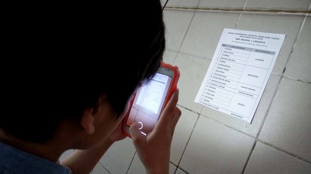 Peserta memotret data zonasi PPDB di SMP Negeri 1 Jakarta, Senin (24/6). Foto: Helmi Afandi/kumparan