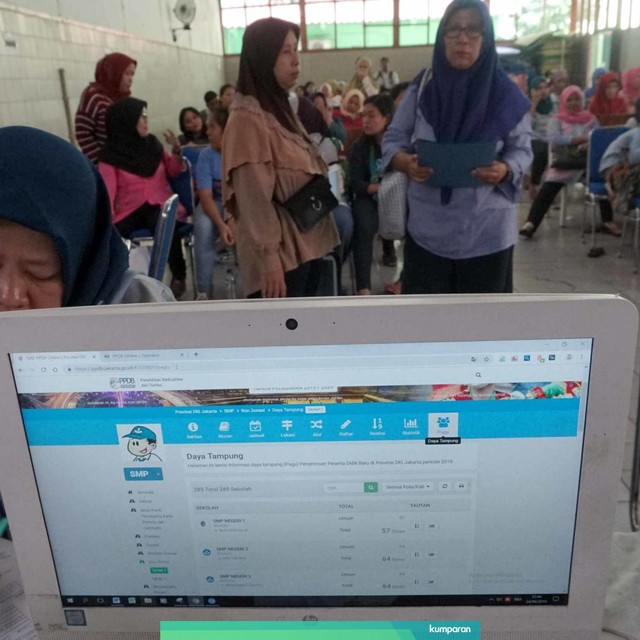 Suasana pendaftaran PPDB di SMP Negeri 1 Jakarta, Senin (24/6). Foto: Helmi Afandi/kumparan