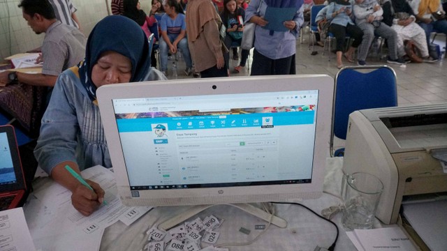 Suasana pendaftaran PPDB di SMP Negeri 1 Jakarta, Senin (24/6). Foto: Helmi Afandi/kumparan