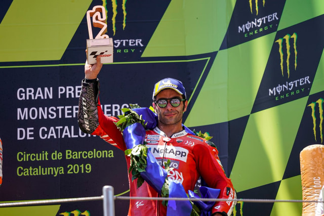 Pebalap Mission Winnow Ducati, Danilo Petrucci, saat merayakan podium MotoGP Catalunya 2019. Foto: twitter/