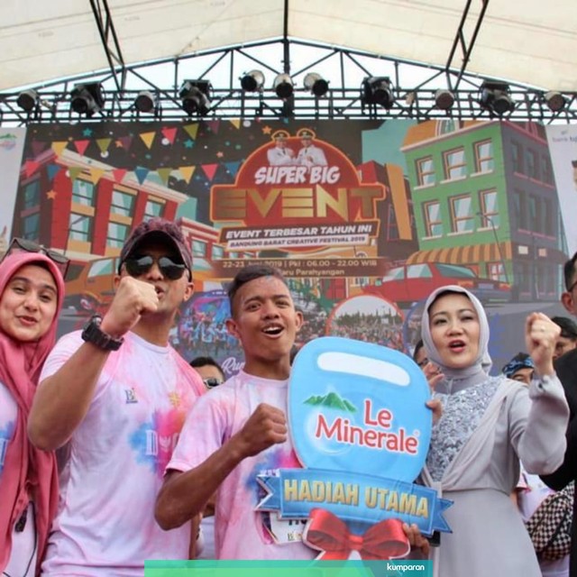 com-Ribuan Masyarakat sekitar wilayah Bandung Barat turut berpartisipasi memeriahkan acara fun run Indonesia Color Run 2019. Foto: Dok. Le Minerale