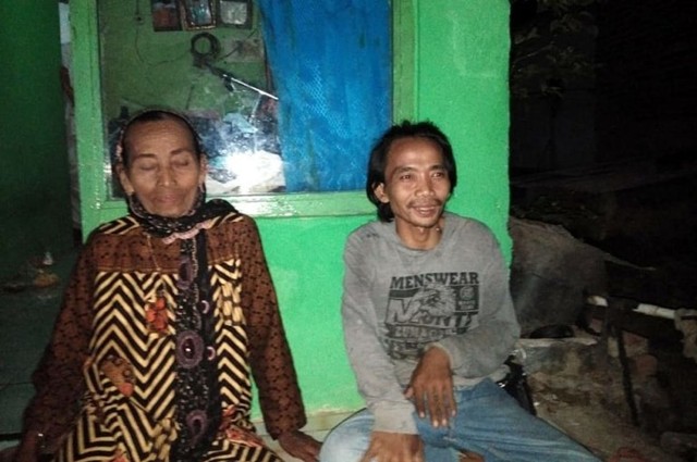 Tabroni (27 tahun), pemuda asal Desa Kedungwungu, Kecamatan Krangkeng, Kabupaten Indramayu, bersama istrinya, Kadisem (72 tahun). (Dok. Istimewa)